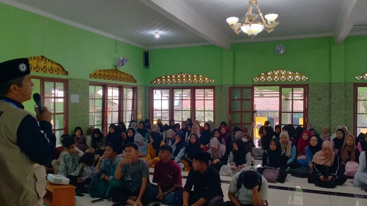 KHUSUK: Siswa SMK Muhammadiyah 1 Sumedang saat mengikuti kegiatan pesantren Ramadan di sekolah, kemarin.
