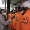 RINGKUS: Kapolres Sumedang, AKBP Joko Dwi Harsono menghadirkan belasan tersangka kasus penyalahgunaan dan per