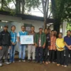 SIMBOLIS: Manager PLN UP3 Sumedang, Eko Hadi Pranoto (kiri) bersama staf dan masyarakat Dusun Ciledung sebagai