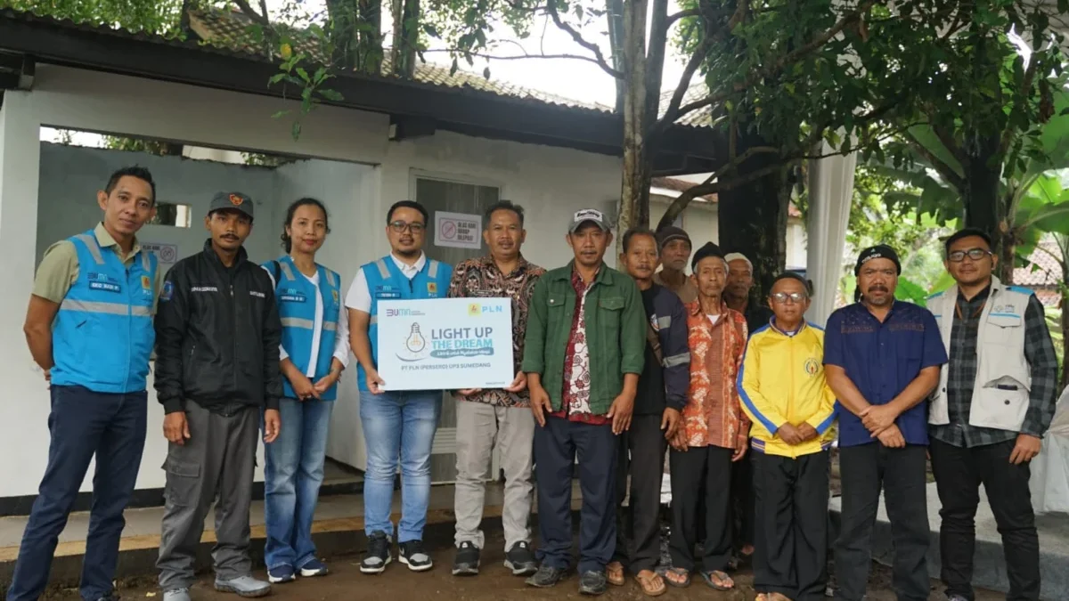 SIMBOLIS: Manager PLN UP3 Sumedang, Eko Hadi Pranoto (kiri) bersama staf dan masyarakat Dusun Ciledung sebagai