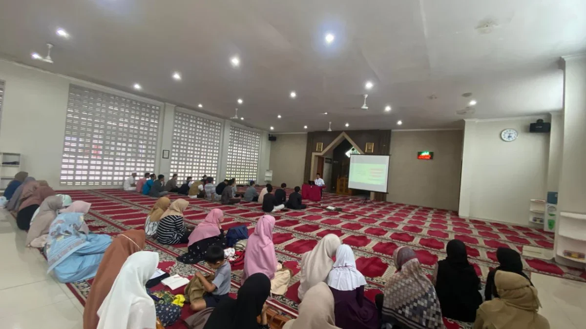 KHUSUK: Para jamaah saat mendengarkan ceramah yang disampaikan oleh Ustadz Rasyeed Ridlo., di Masjid Al Ishlah