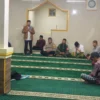KHIDMAT: Kasi Pol PP Kecamatan Pamulihan, H Rukmana, saat menyampaikan tausiah pada kegiatan Tarling di Masjid