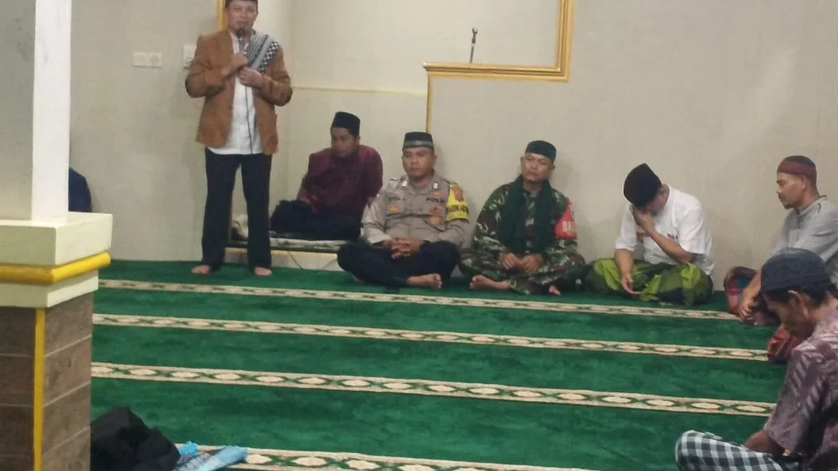 KHIDMAT: Kasi Pol PP Kecamatan Pamulihan, H Rukmana, saat menyampaikan tausiah pada kegiatan Tarling di Masjid