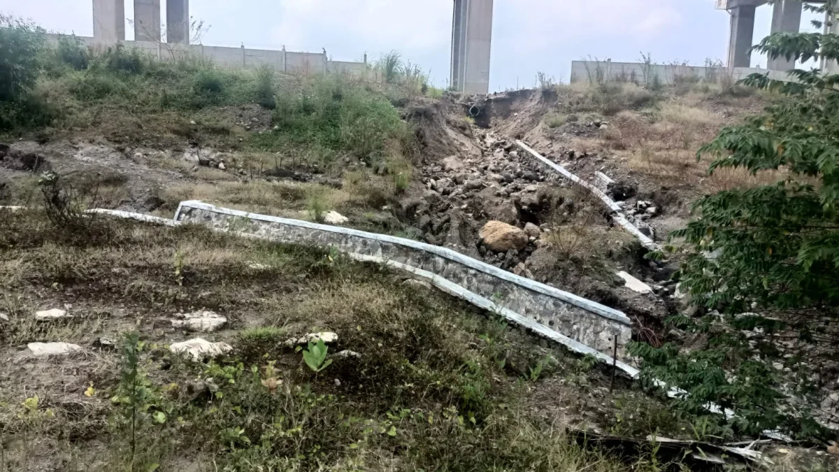 RUSAK PARAH: Saluran air di wilayah Jembatan Kadongdong mengalami kerusakan parah.