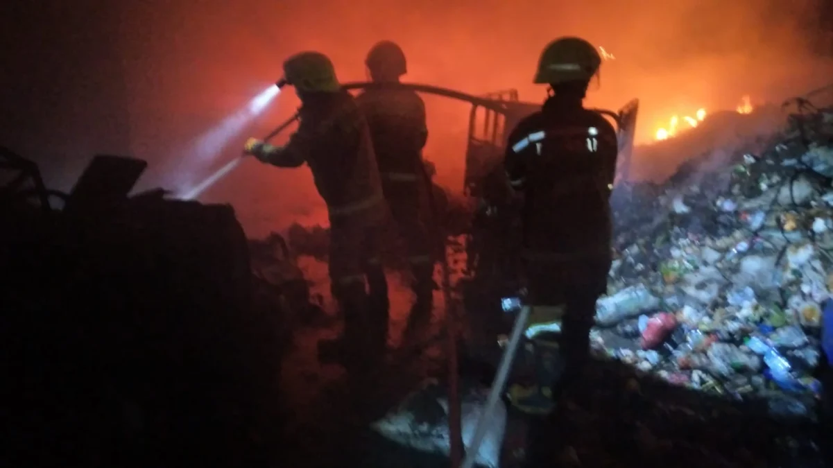 EVAKUASI: Petugas Damkar Tanjungsari saat berjibaku memadamkan api di TPS3R, baru-baru ini.