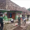 BEJIBAKU: Serda Ali Wahyudi Bintara pembina desa (Babinsa) Desa Boros, Koramil 1003 Tanjungkerta Kodim 0610 S