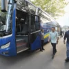Bey Machmudin Ngantor ke Gedung Sate Naik Bus Bersama Pegawai