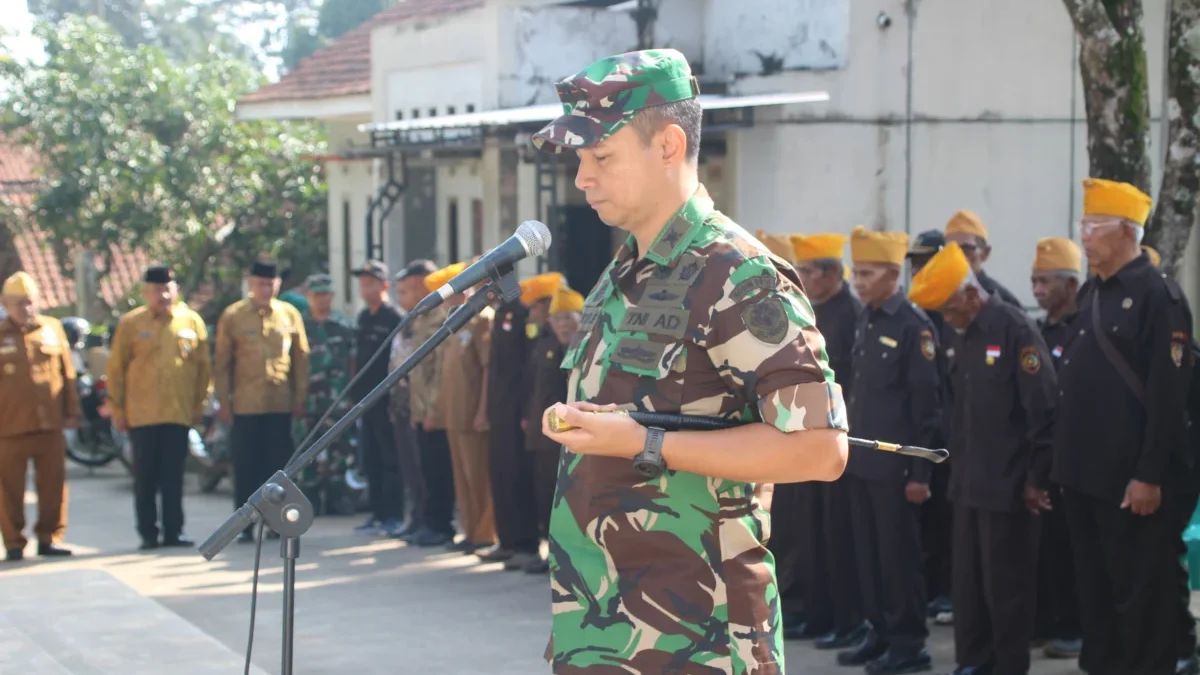 KHIDMAT: Komandan Kodim 0610 Sumedang Letkol Kav Christian Gordon Rambu M.Si(Han) menghadiri upacara ziarah di