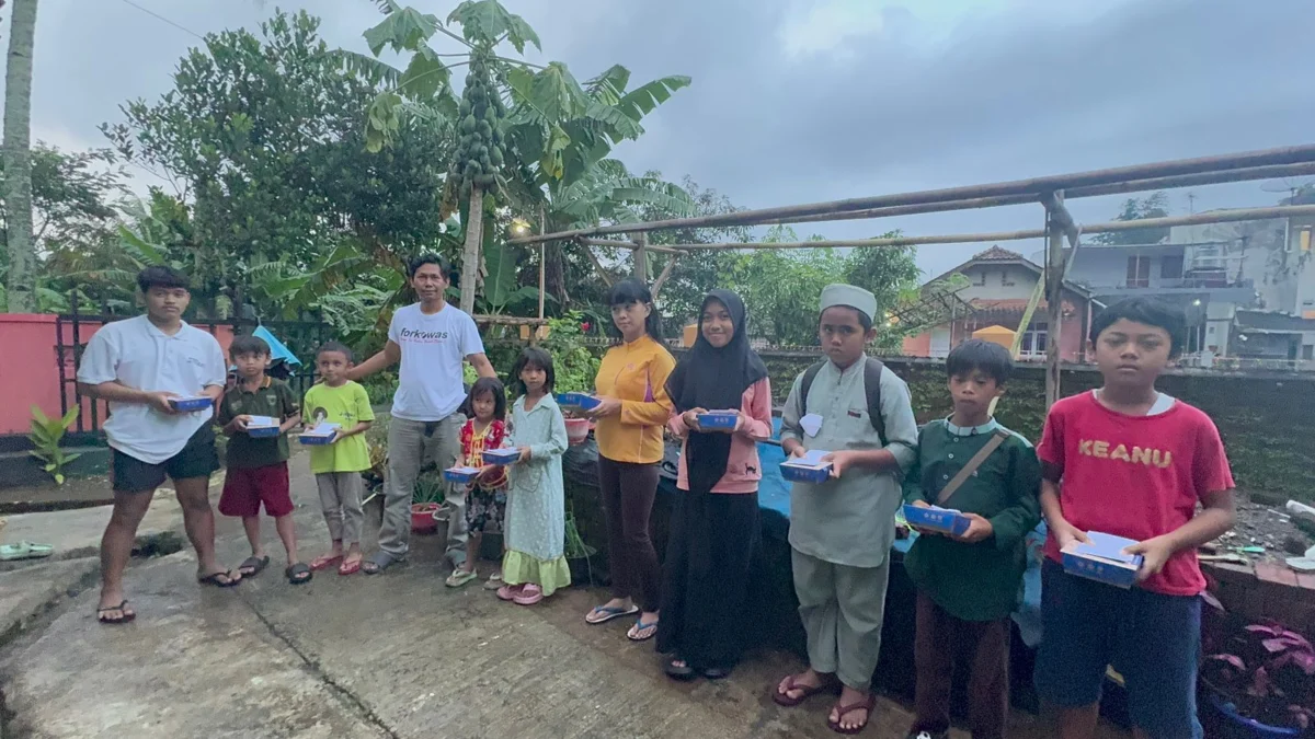 ISTIMEWA BAGIKAN: Koordinator Berbagi Rejeki Ramadan MT Forkowas Sumedang, Iwan Rahmat saat berbagai ke kaum D