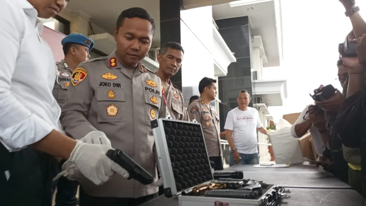 PENGEDAR BERSENJATA: Kapolres Sumedang, AKBP Joko Dwi Harsono menunjukan sejumlah pucuk senjata api, yang dis