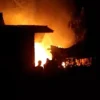 EVAKUASI: Anggota regu 3 dari UPT Wilayah Tanjungsari dan Damkar Pos Cileunyi saat bahu membahu padamkan api