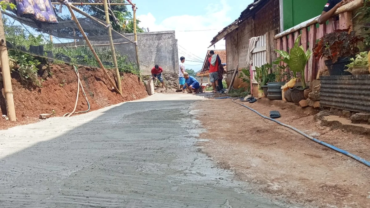 ANTUSIAS: Warga saat melakukan pembangunan infrastruktur jalan gang Desa Cimanggung dari program dana desa yan
