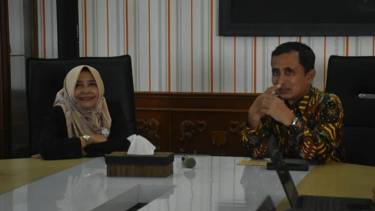 SAMBUT: Pj Sekretaris Daerah Kabupaten Sumedang Hj Tuti Ruswati (kiri) saat menerima kunjungan dari Badan Peng