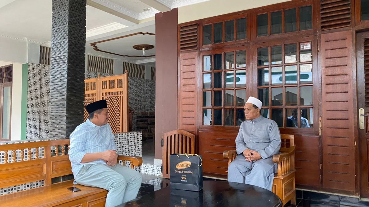 SILATURAHMI: H Dony Ahmad Munir saat menjumpai pengasuh Pondok Pesantren Darul Hikmah, KH Husein Ma\'mun, Dusun