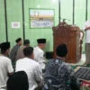 KHIDMAT: Pj Bupati Bupati Herman Suryatman saat memberikan sambutan pada Tarawih Keliling dan Pasang Sangkur