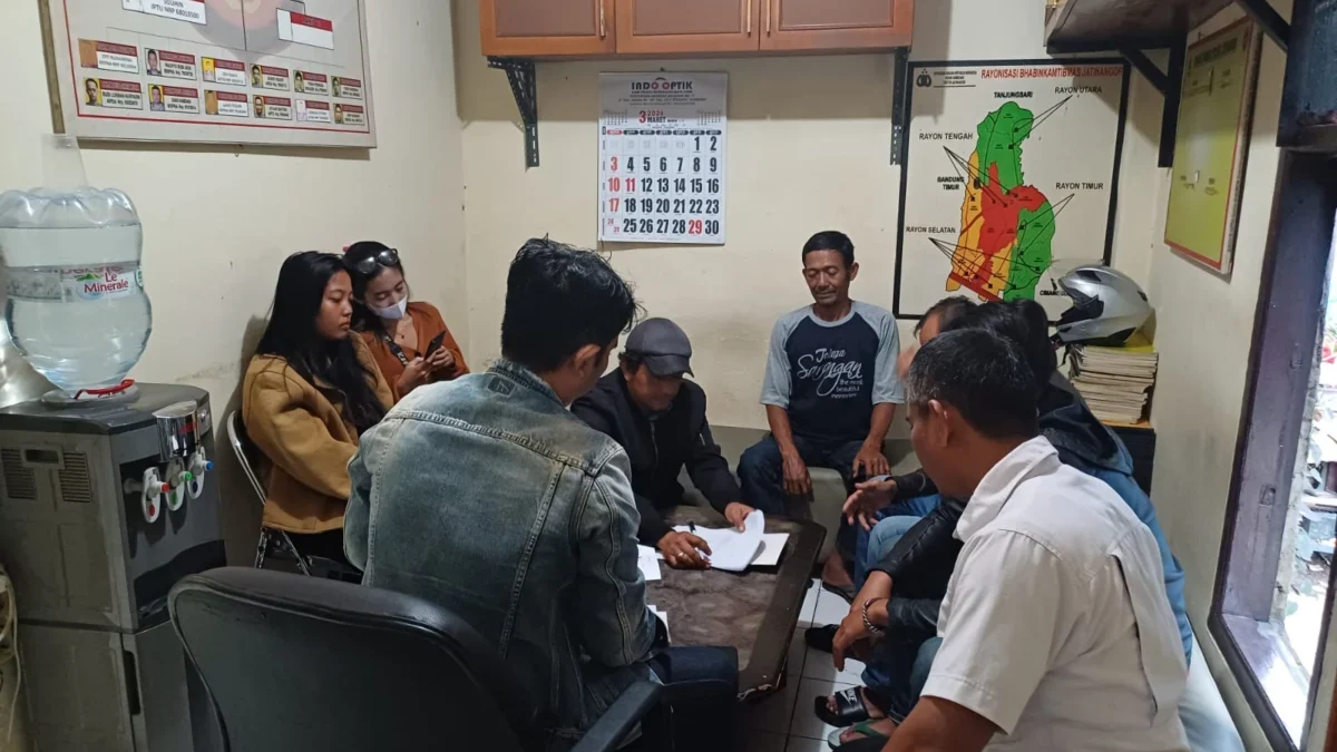 DAMAI: Kepala Desa Sayang Kecamatan Jatinangor Kabupaten Sumedang Dodi Kurnaedi saat menyaksikan pertemuan ked