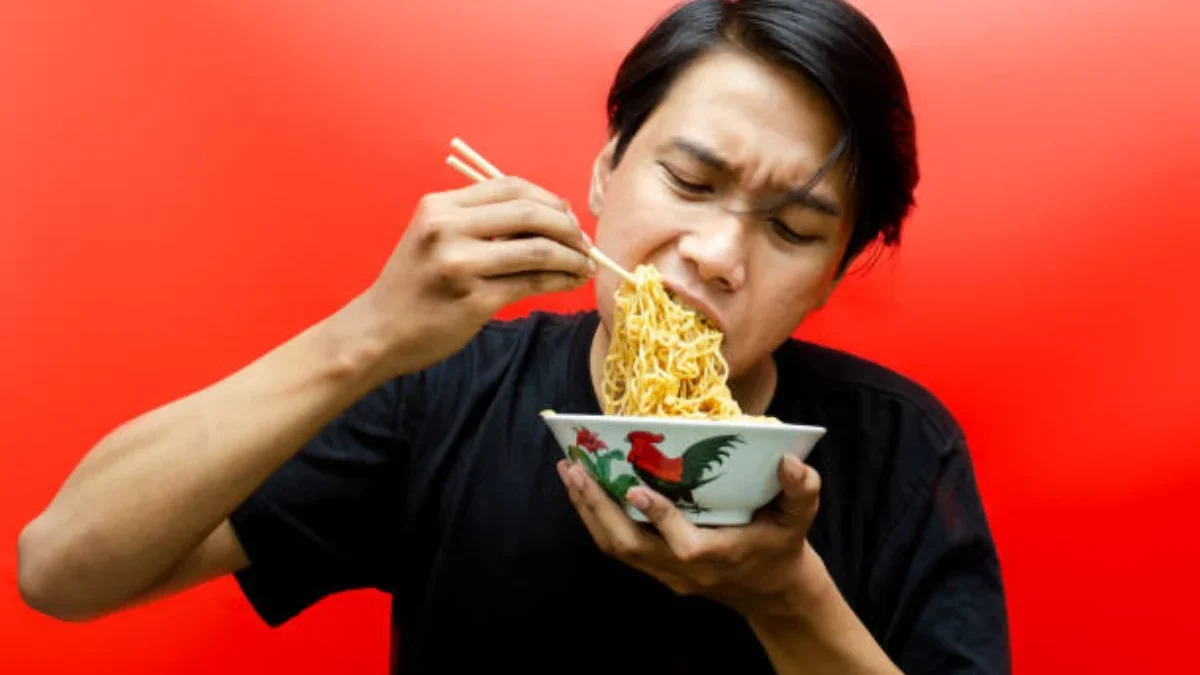Bahaya Makan Mie Instan Setiap Hari, Ngeri Bisa Gini