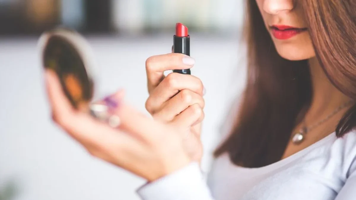 3 Jenis Lipstik yang Cocok untuk Bibir Gelap
