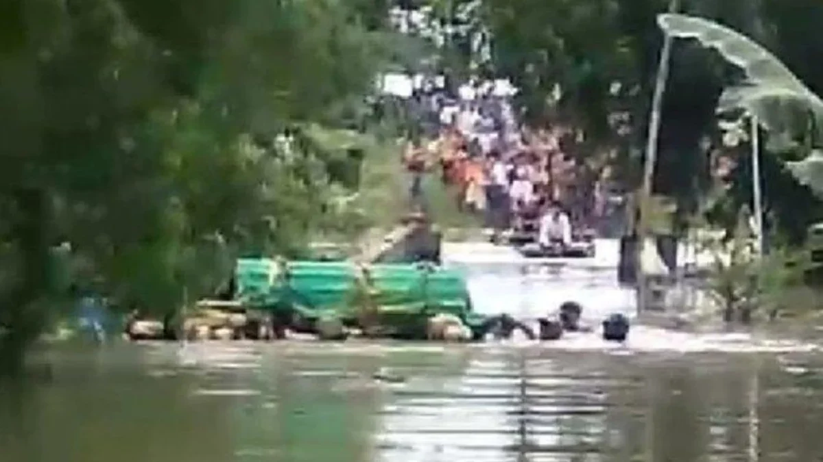 Video Viral, Warga Grobogan Bawa Keranda Jenazah Di Tengah Banjir