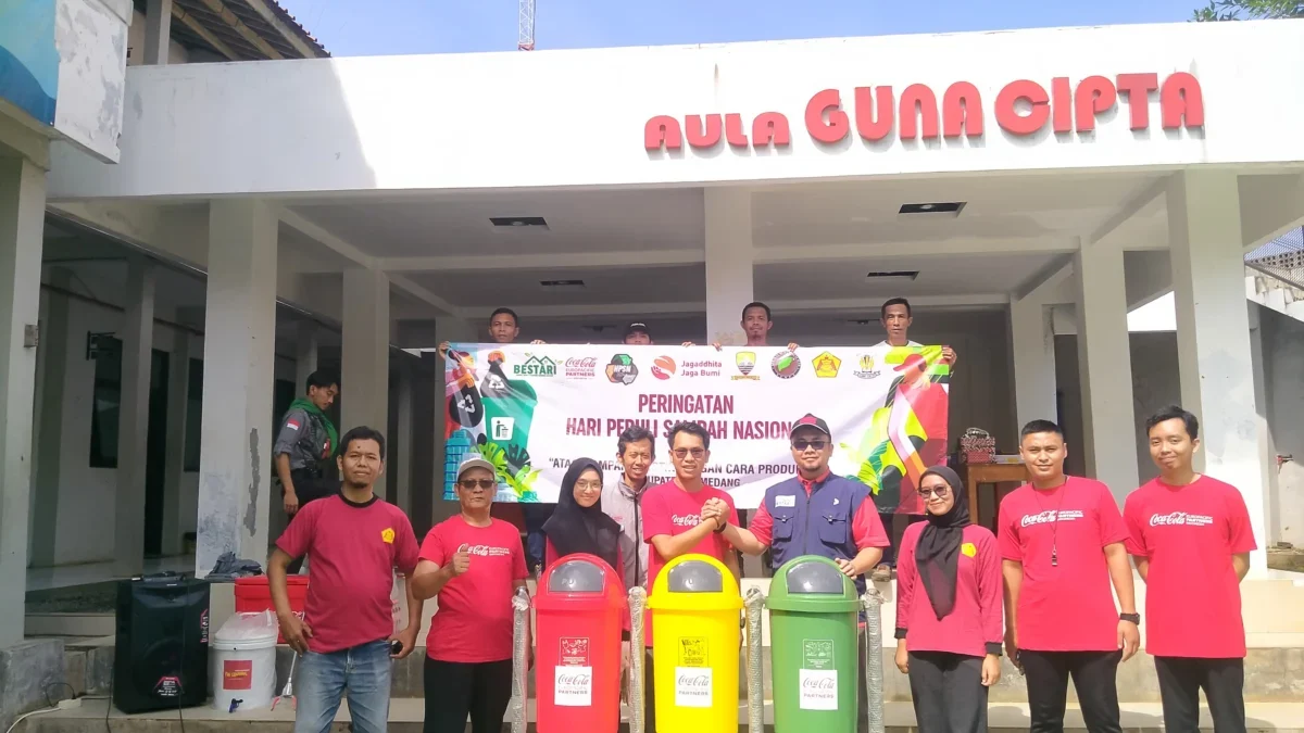 Serah terima tempat sampah terpilah 3 in 1 CCEP Indonesia kepada SMA Guna Cipta