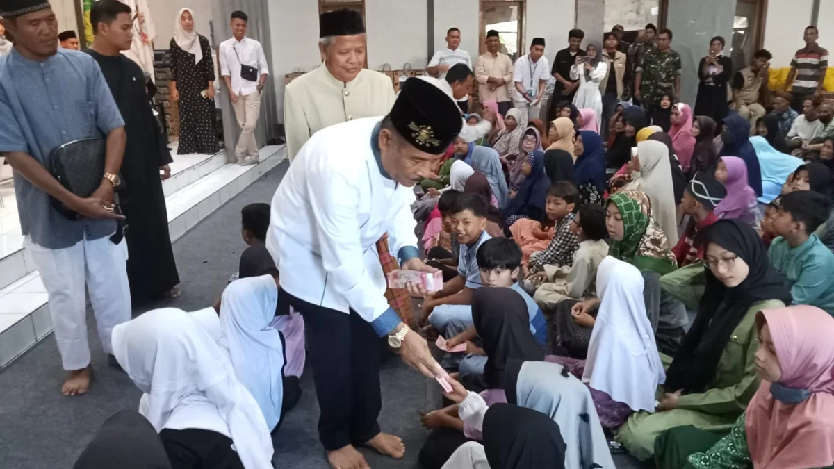 ANTUSIAS: Komisaris PT Persib Bandung, Umuh Muchtar saat membagikan santunan kepada anak yatim dan lansia, bar