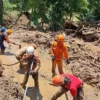 BEJIBAKU: Petugas saat melakukan operasi pencarian korban longsor Desa Cibenda dan Sukaresmi, baru-baru ini.