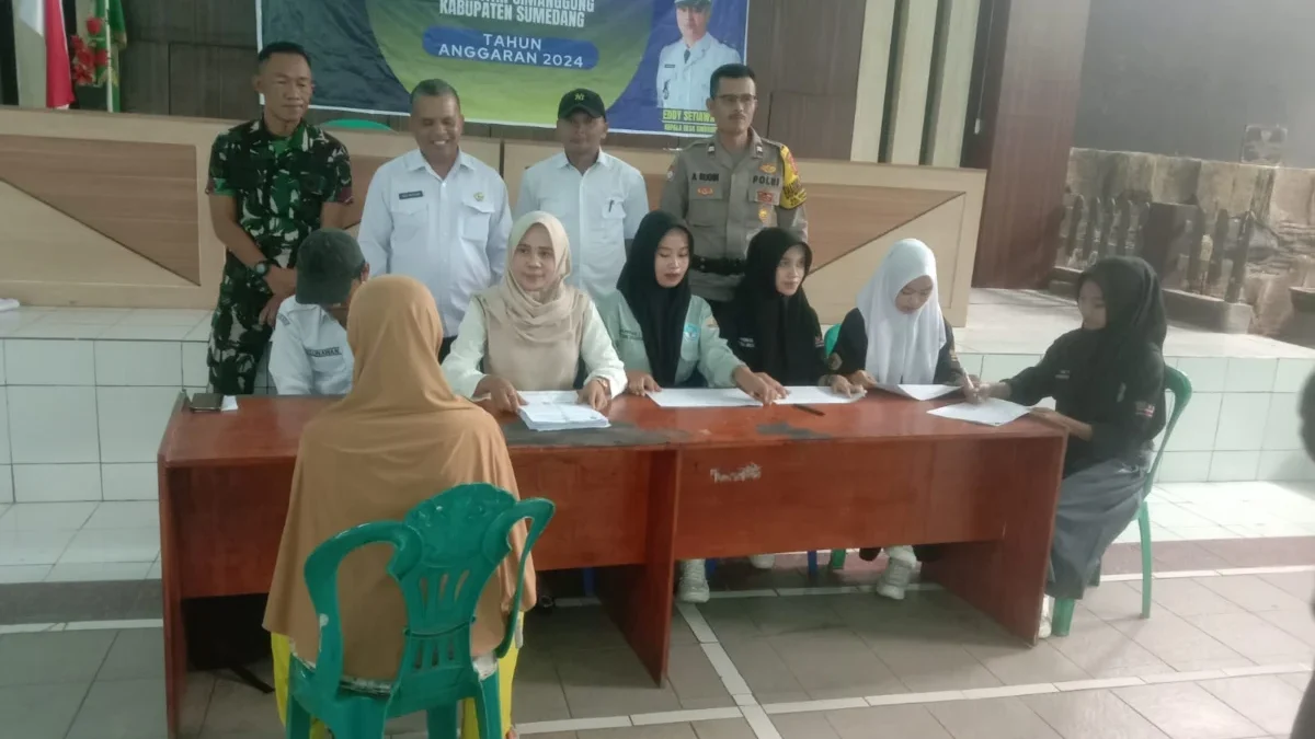 TERTIB: Pemerintah Kecamatan Cimanggung Kabupaten Sumedang saat melaksanakan pemantauan penyaluran Bantuan Lan