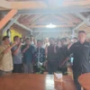 Panwascam Kecamatan Conggeang melakukan foto bersama seusai kegiatan \'Pembinaan Aparatur Pengawas Pemilu Kecam