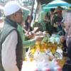 RAMAI: Warga saat membeli sembako di kegiatan bazar pasar murah di Makodim 0610 Sumedang, baru-baru ini.