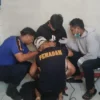 Petugas piket Damkar Tanjungsari tangani korban memotong cincin stainless yang tersangkut di alat kelamin.