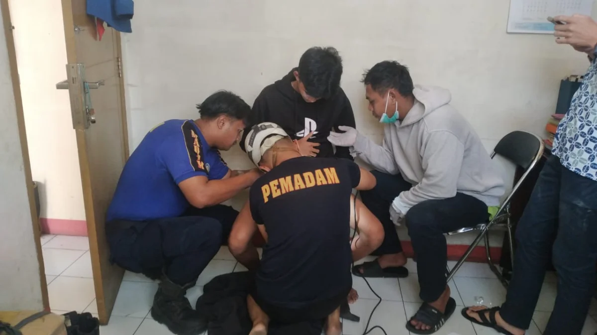 Petugas piket Damkar Tanjungsari tangani korban memotong cincin stainless yang tersangkut di alat kelamin.