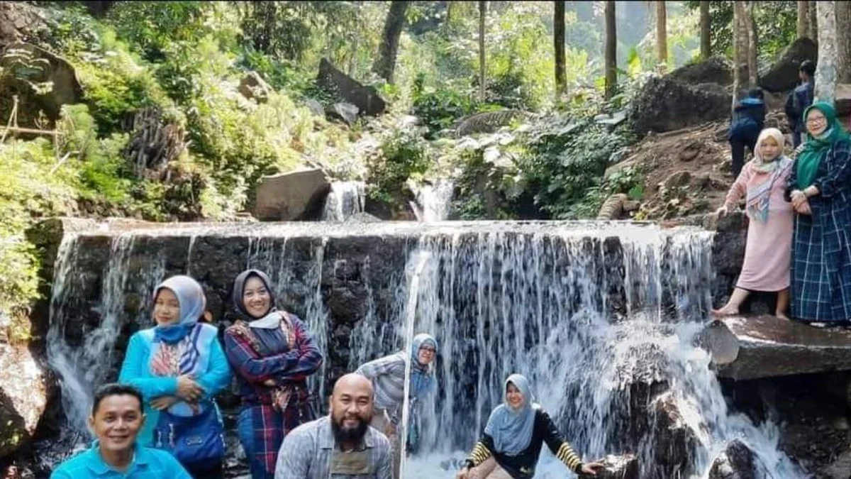 ISTIMEWA ASRI: Para pengunjung saat berada di Curug Ciputrawangi dengan pemandangan yang asri khas Gunung Tam
