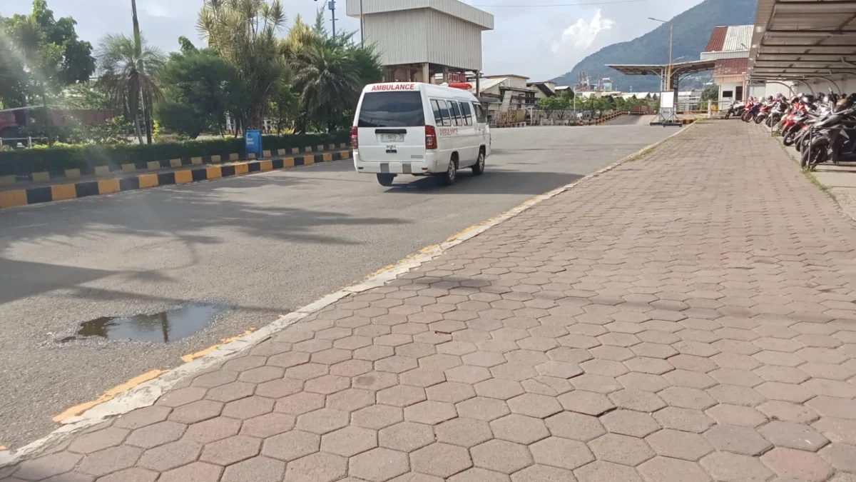 Mobil ambulance saat memasuki kawasan pabrik PT Kahatex.