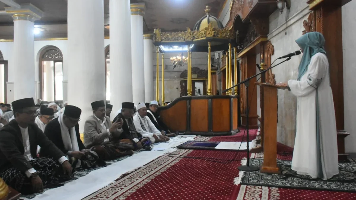 SAMBUTAN: Pelaksana harian (Plh) Pj Bupati Sumedang Hj Tuti Ruswati melaksanakan salat Idulfitri 1 Syawal 1445