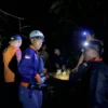 ISTIMEWA EVAKUASI: Petugas Gabungan melakukan evakuasi pendaki Gunung Tampomas yang mengalami kelelahan dan c