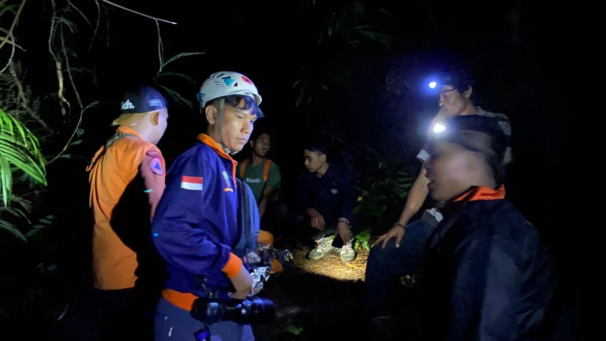 ISTIMEWA EVAKUASI: Petugas Gabungan melakukan evakuasi pendaki Gunung Tampomas yang mengalami kelelahan dan c