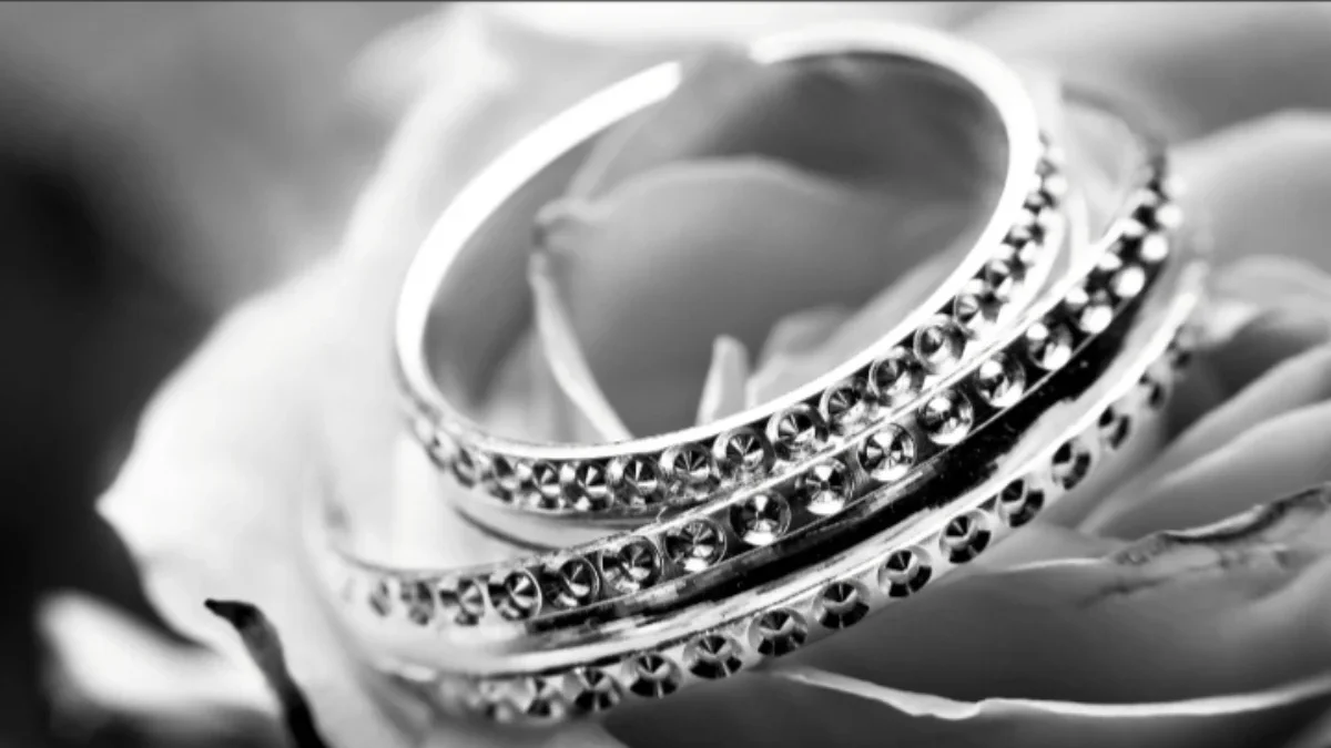 Mengenal Perbedaan Antara Emas Putih dan Perak dalam Perhiasan, Simak Selengkapnya!