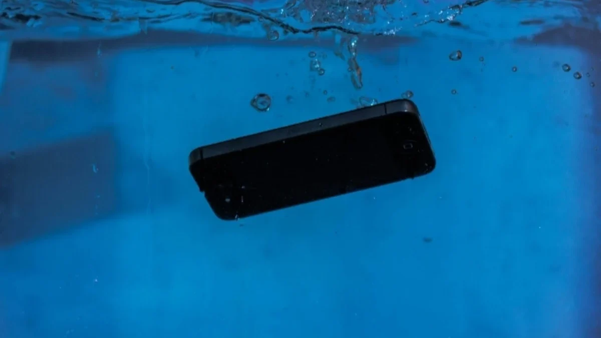 4 Tips Menyelamatkan Handphone yang Terendam Air