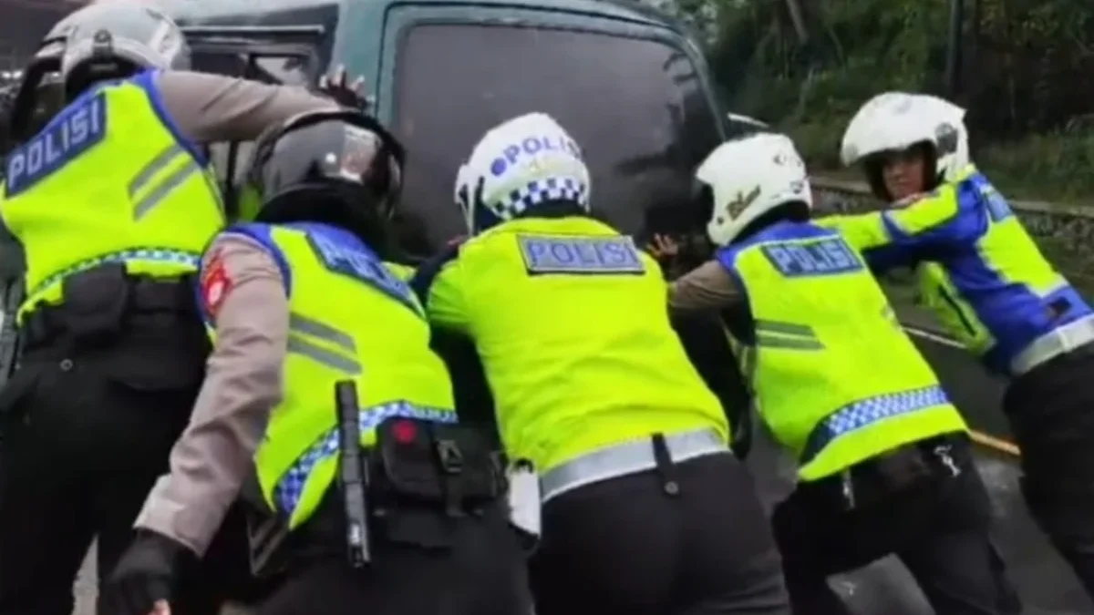 Polisi Membantu Pengendara Mobil Mogok di Limbangan Garut