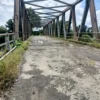 ATEP BIMO /SUMEKS MEMPRIHATINKAN: Kondisi jembatan Cikandung sangat memprihatinkan, terlihat bebetapa bagian r