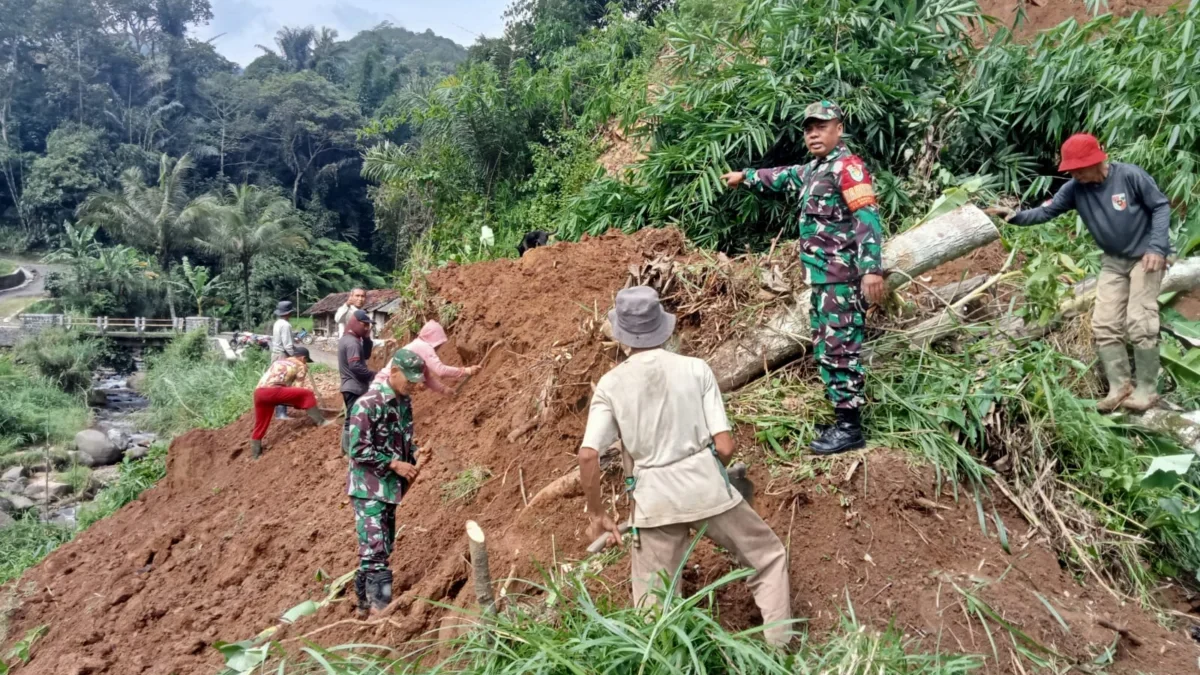 BEJIBAKU: Para relawan saat membersihkan material longsor yang menutup jalan di Desa Bangbayang Kecamatan Situ
