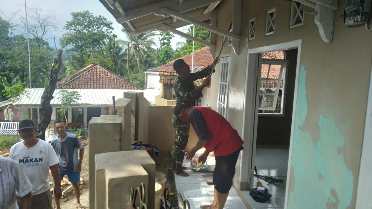 KOMPAK: Anggota Kodim 0610 Sumedang bersama Babinsa Desa Darmajaya saat melakukan pengecatan dan pembersihan