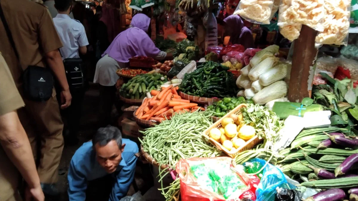 BAHAN POKOK: Pedagang sembako di pasar tradisional Tanjungsari saat menjajakan daganganya, yang kini mengalami