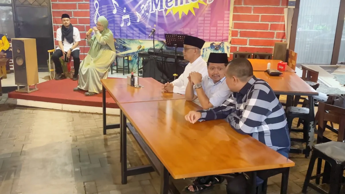 KOMPAK: Dony Ahmad Munir dan Ketua Umum Pengurus DKM Masjid Al Kamil PPS Zaenal Alimin dan Denden Imadudin So