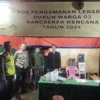 PANTAU: Personil Piket Polsek Rancaekek Polresta Bandung saat mengintensifkan kegiatan patroli malam dengan f