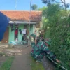 BEJIBAKU: Anggota jajaran Kodim 0610 Sumedang bersama warga saat membersihkan selokan atau parit di wilayah Ko