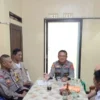 PANTAU: Polisi saat melaksanakan kegiatan Jumat Curhat di Desa Mangunarga, Cihanjuang, Kecamatan Cimanggung, b