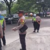 KETAT: Polisi saat melakukan penyekatan massa suporter Bonek menuju Stadion Jalak Harupat Bandung di Jalan Ra