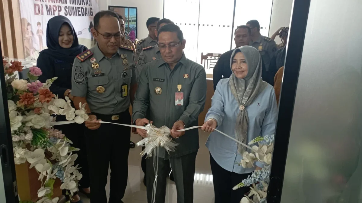 GUNTING PITA: PJ Bupati Sumedang, Yudia Ramli, saat launching pembukaan layanan Imigrasi dilakukan di MPP Sume