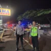 PANTAU: Anggota Polisi Piket Unit Samapta Polsek Rancaekek Polresta Bandung saat melakukan patroli malam deng